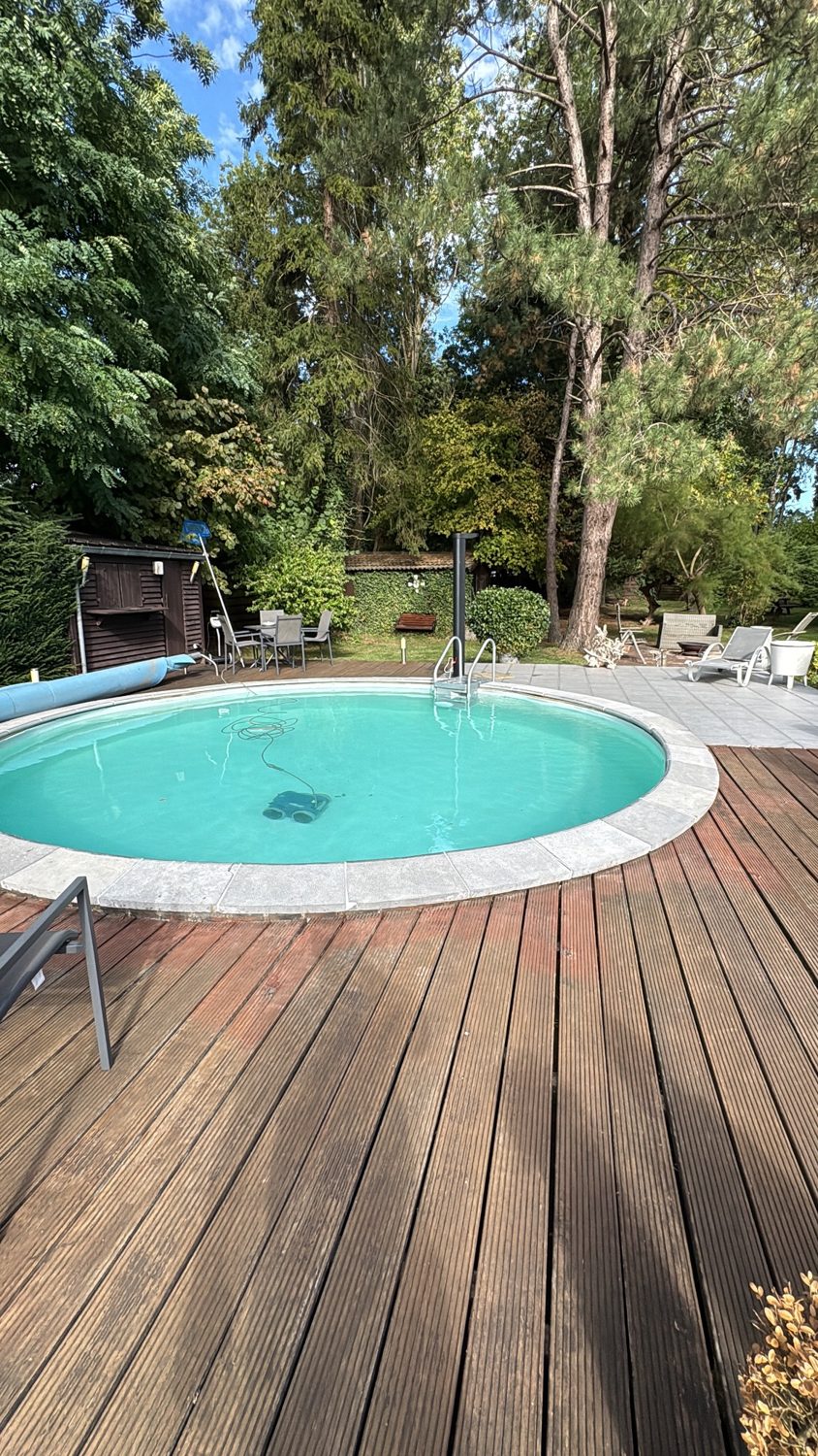 Piscine extérieure en journée