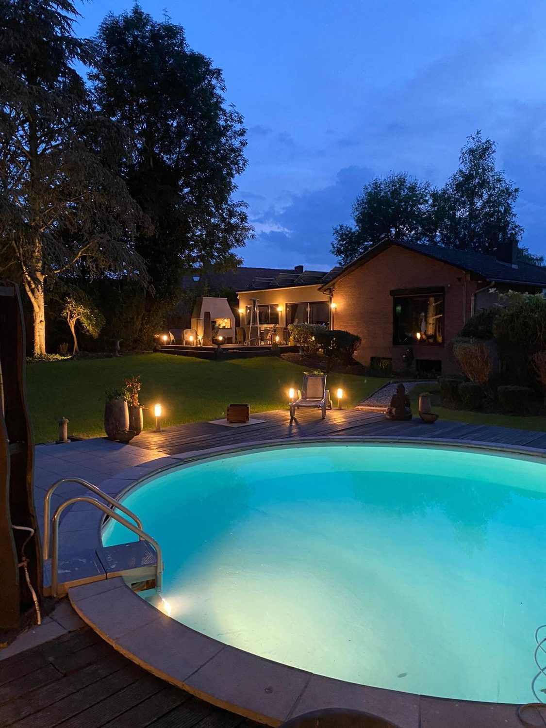 Piscine extérieure illuminée