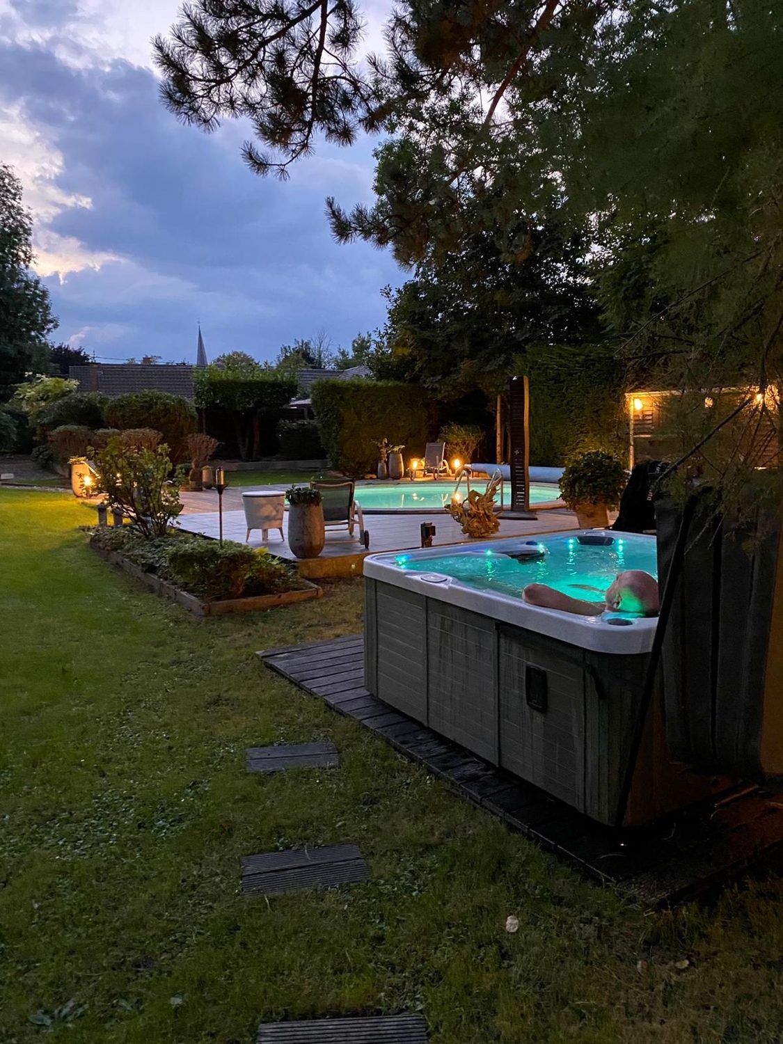 Jacuzzi extérieur au crépuscule