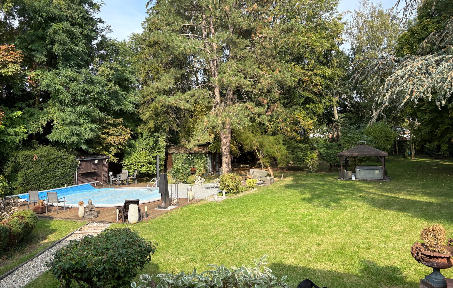 Vue du jardin arboré et de la piscine
